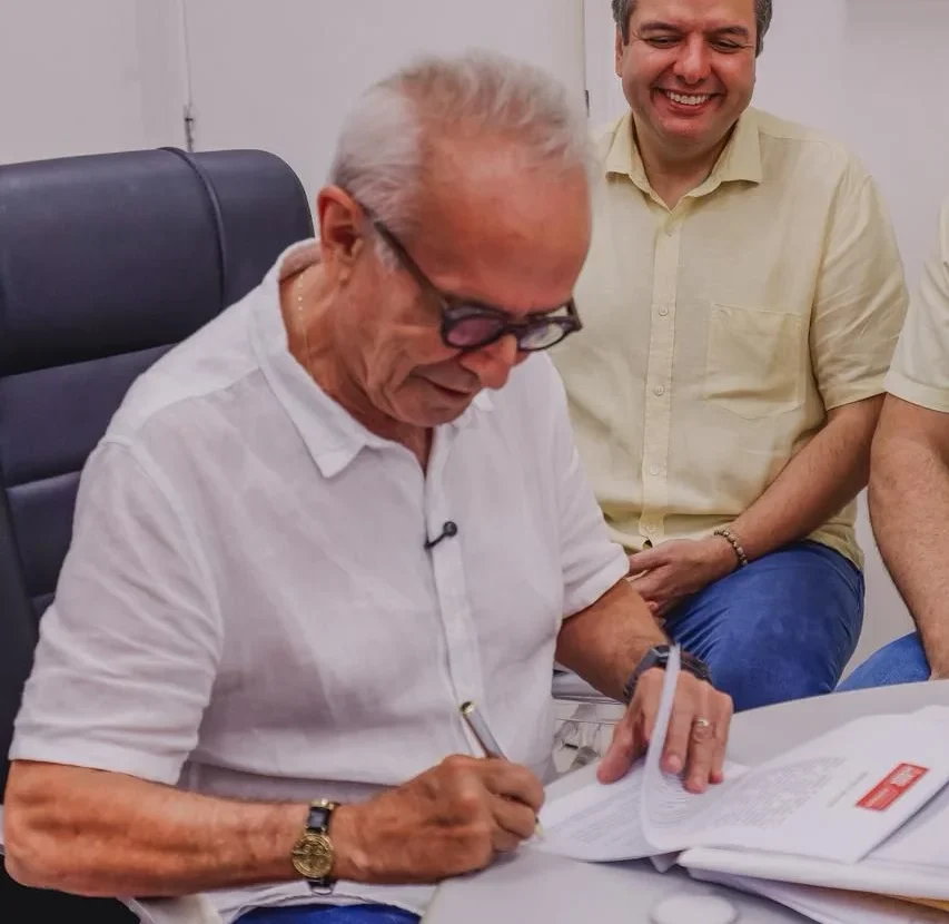 Cícero Lucena assinando o protocolo de intenções para a implantação da Casa Zero 83 - Fotos: Sérgio Lucena