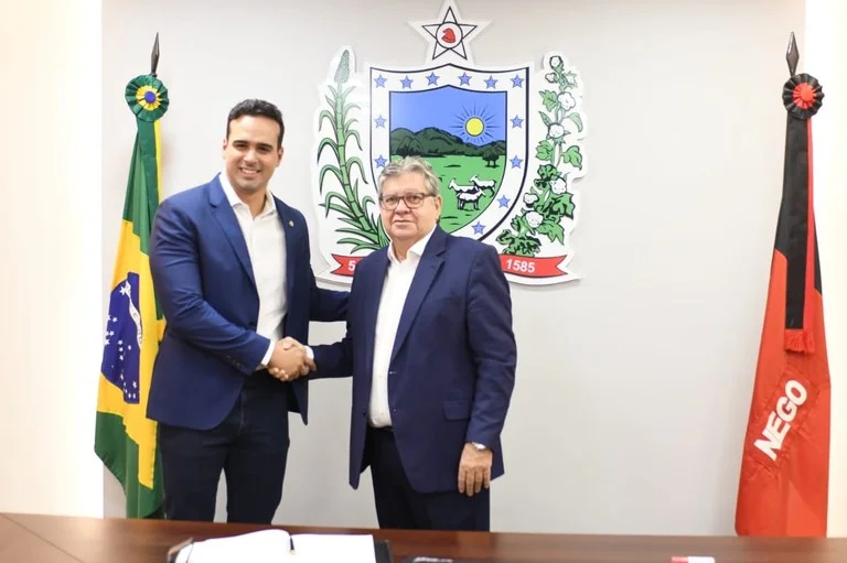 João Azevêdo transmitindo nesta sexta-feira (17), o cargo ao vice-governador Lucas Ribeiro