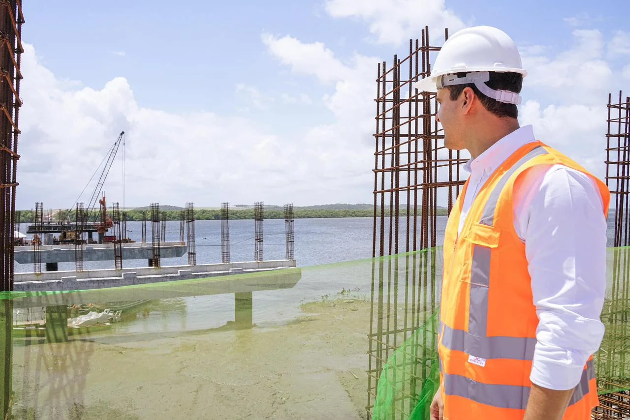 Lucas Ribeiro visitando obras da Ponte do Futuro - Foto: Reprodução