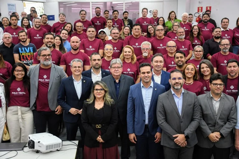 João Azevêdo formalizou, no fim da manhã desta terça-feira (18), em João Pessoa, a assinatura dos contratos com as 42 empresas que irão compor o Polo Têxtil da Capital.