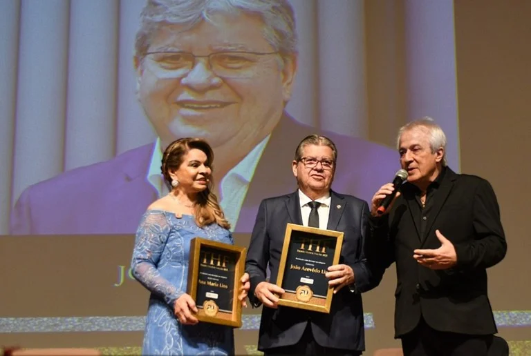 oão Azevêdo e a primeira-dama Ana Maria Lins foram reconhecidos com o Troféu Heitor Falcão, homenagem destinada a personalidades e instituições que impulsionam o desenvolvimento da Paraíba