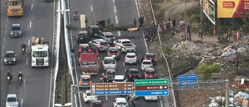 Moradores do Bairro São José, em João Pessoa, bloquearam novamente, na tarde desta sexta-feira (21), o trecho da BR-230 nas proximidades do acesso ao Manaíra Shopping