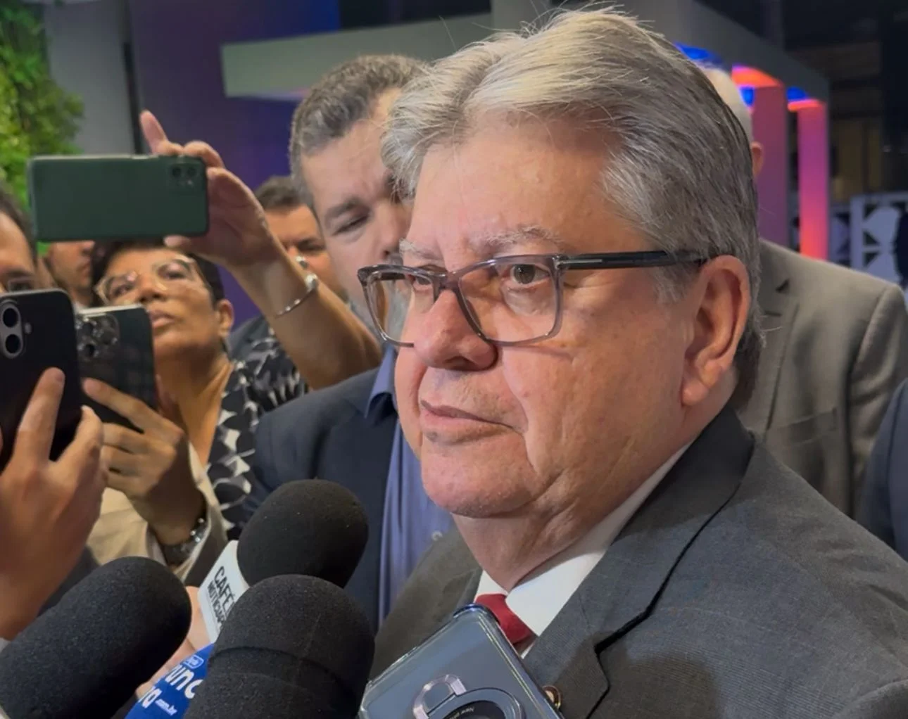 João Azevêdo ironiza declaração de Cícero Lucena sobre voto: “Depois de tudo o que fizemos, ele deveria votar na nossa chapa inteira”