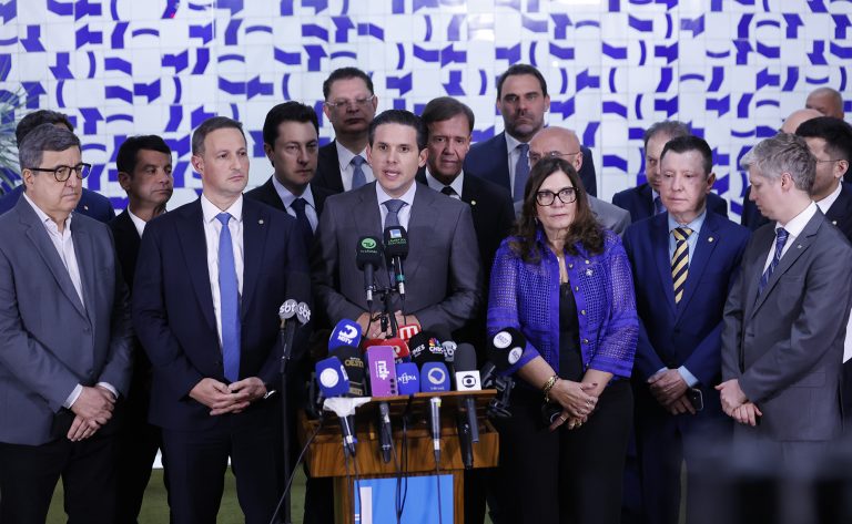 Hugo Motta e Derrite defendem endurecimento da lei contra o crime organizado: penas podem chegar a 40 anos e competências da PF serão mantidas