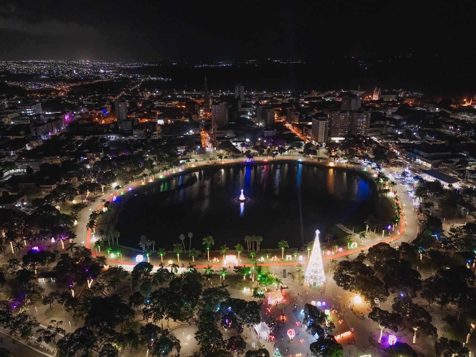 Cícero Lucena apresenta programação cultural de Natal e Réveillon e inaugura decoração natalina da Capital