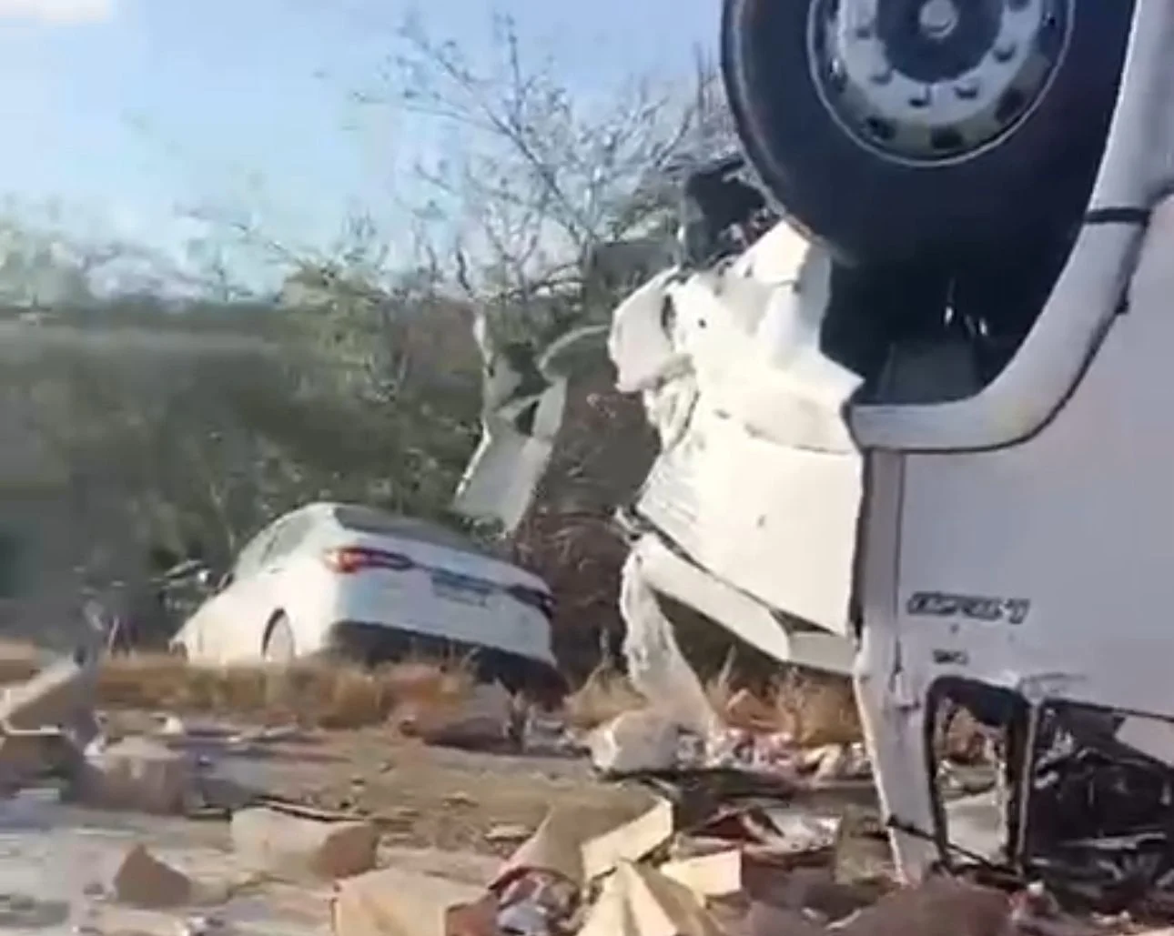 Colisão entre seis veículos deixa cinco mortos e causa engarrafamento de 3 km na BR-230, em Soledade