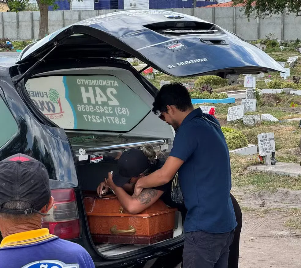 Mãe sobre caixão do filho — Foto: Karine Tenório/TV Cabo Branco