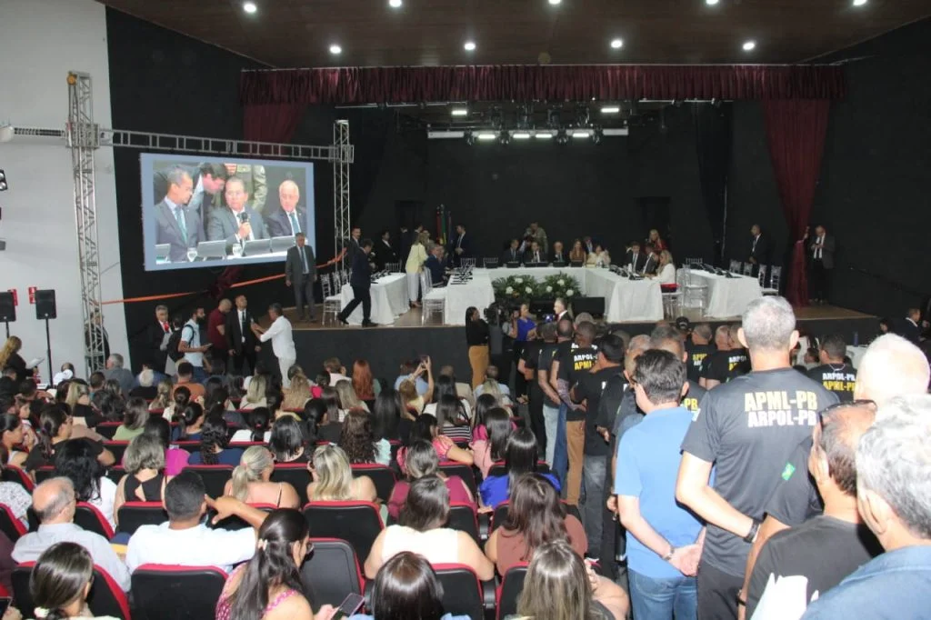 ALPB) realizou, nesta quarta-feira (17), a 13ª Sessão Ordinária Itinerante, no Teatro Municipal Sebastião Vasconcelos, em Pocinhos, no Agreste paraibano