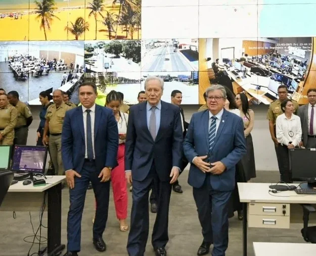 João Azevêdo e o ministro da Justiça e Segurança Pública, Ricardo Lewandowski, participam, nesta sexta-feira (5), da entrega de novas viaturas destinadas ao Corpo de Bombeiros