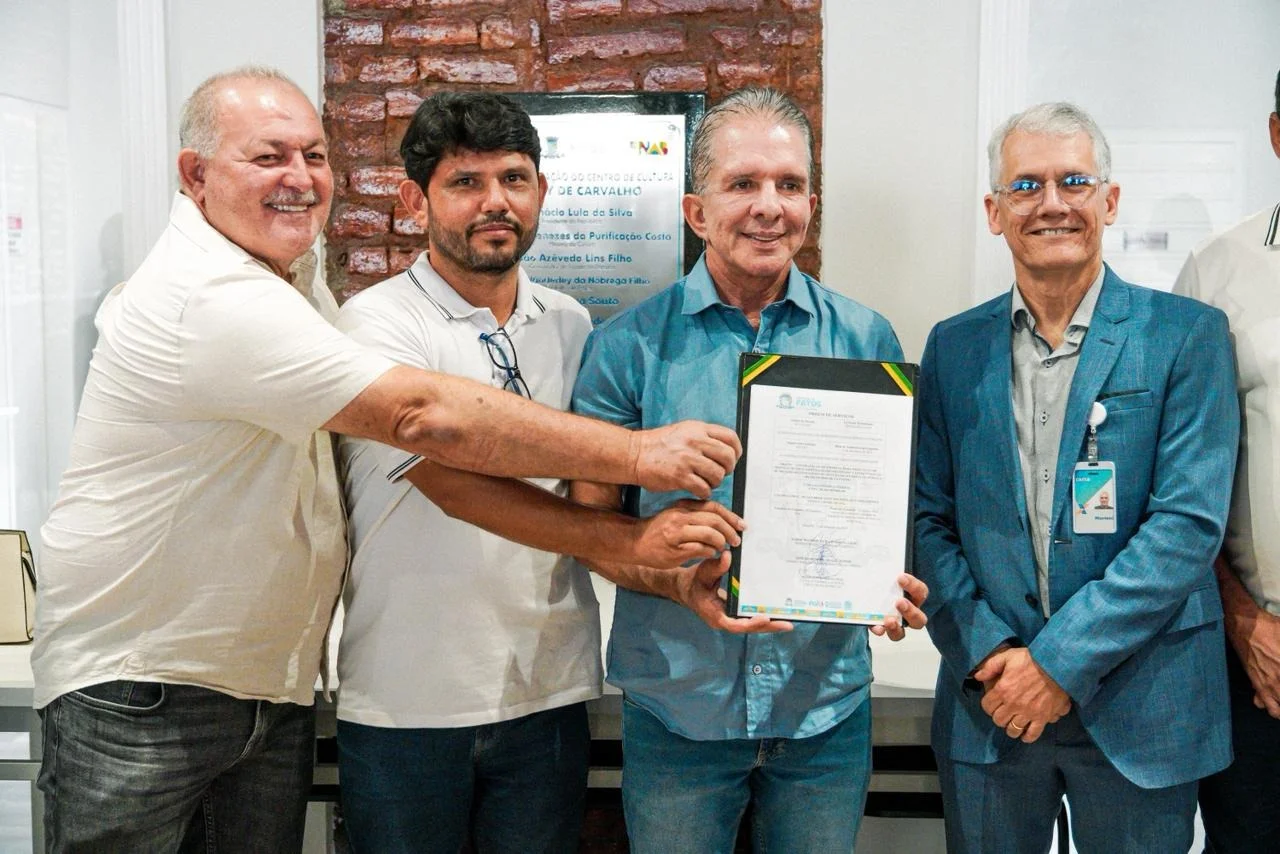 Na imagem, o prefeito de Patos, Nabor Wanderley