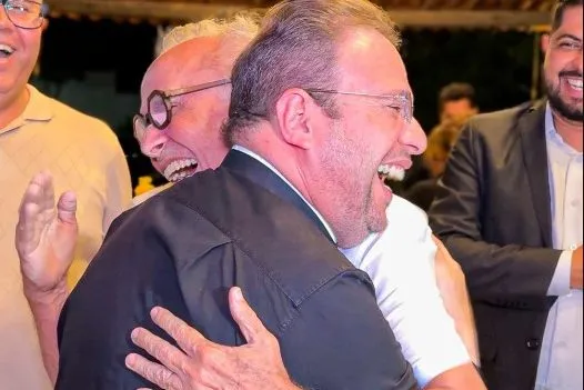 Na imagem, o prefeito de João Pessoa, Cícero Lucena e Padre Fabrício Timóteo