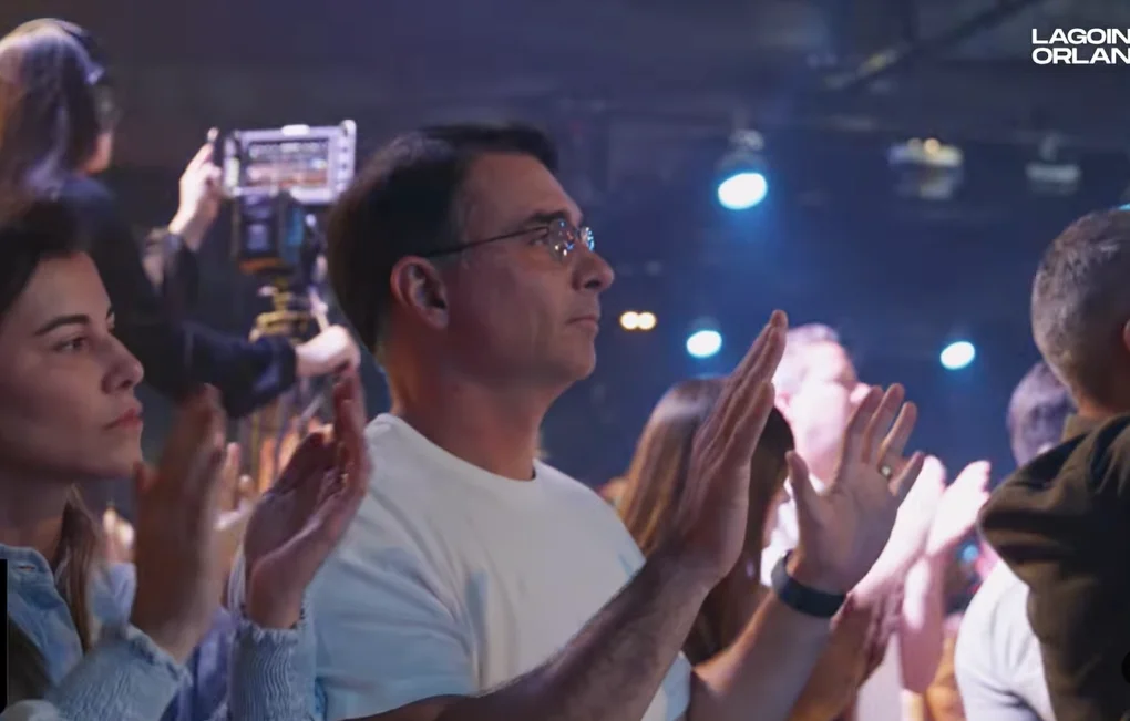 Flávio Bolsonaro declara aceitar Jesus como Salvador em culto da Igreja Lagoinha Orlando, nos EUA