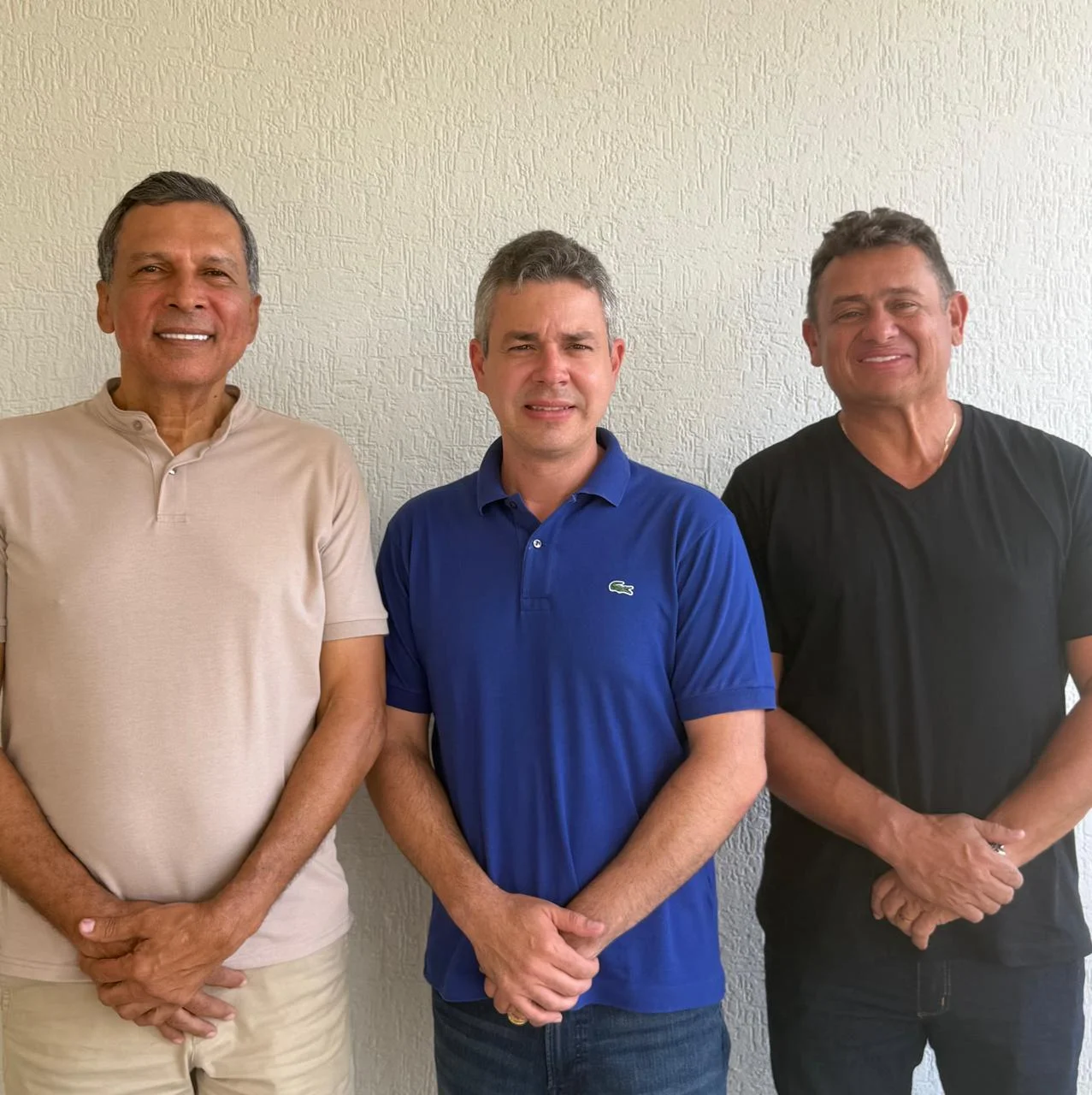 Na imagem, André Coutinho ao lado de Walber Virgolino e Ricardo