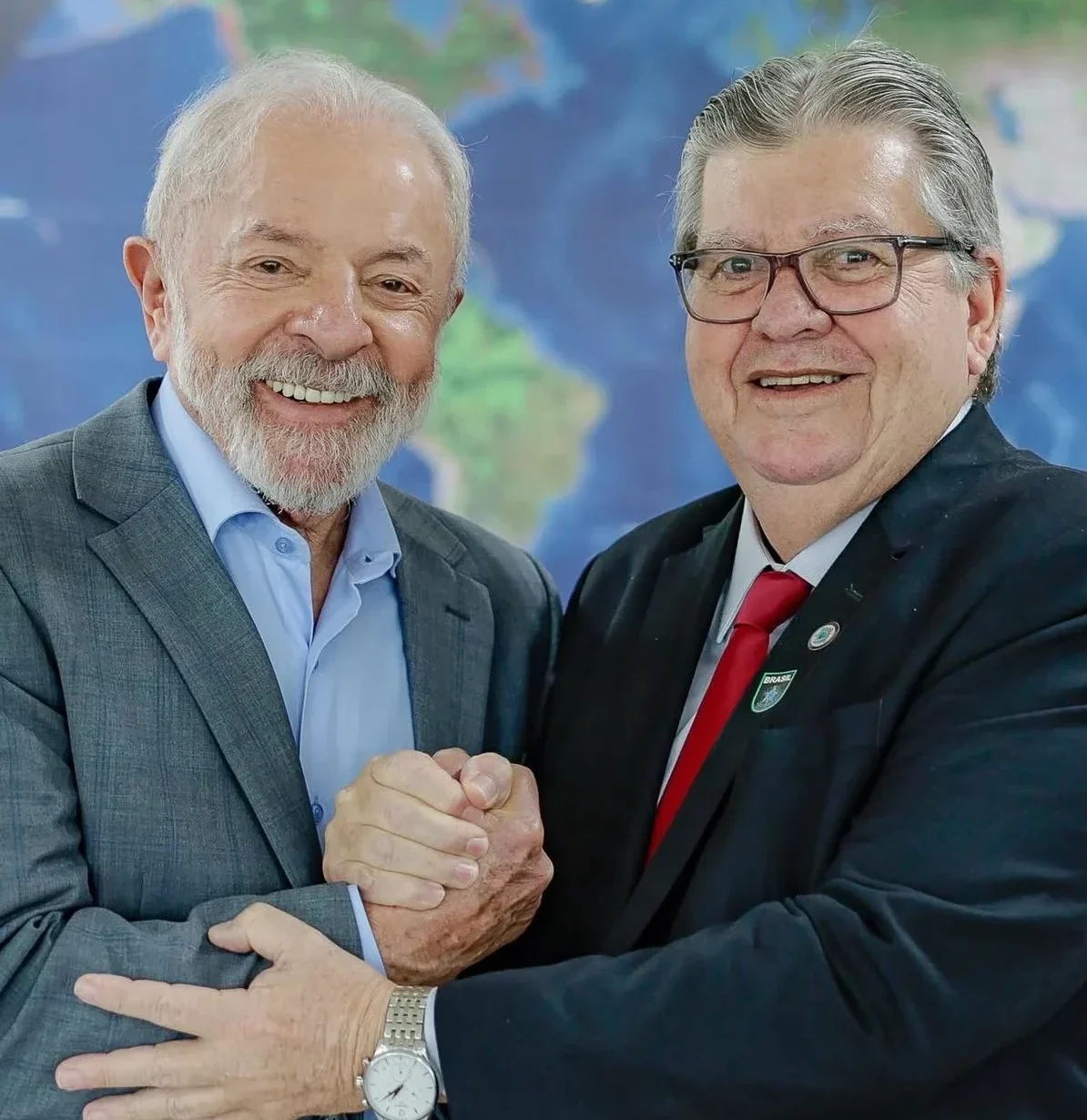 Na imagem aparece o Presidente Luiz Inácio Lula da Silva (PT) e o Governador da Paraíba, João Azevêdo (PSB)