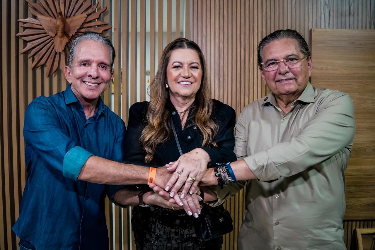 Na imagem, O prefeito de Patos, Nabor Wanderley, Eliane Galdino e Adriano Galdino - Foto: Divulgação