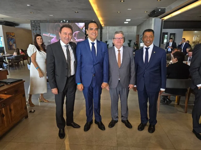 Na imagem, o governador João Azevêdo (PSB) e o novo ministro do turismo, Gustavo Feliciano - Foto: GovPB