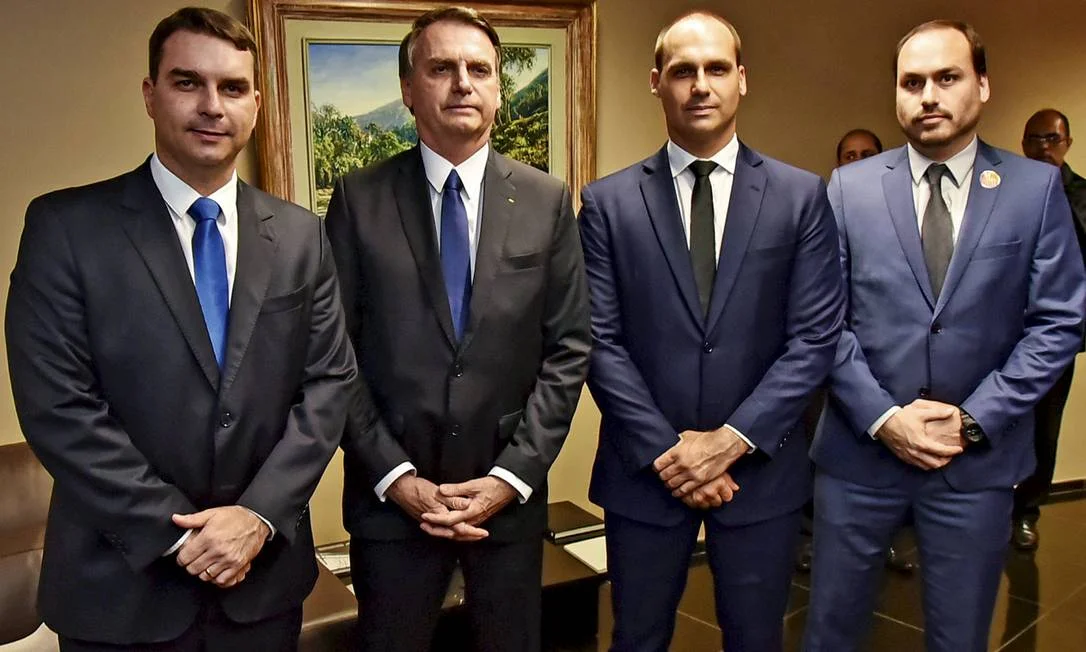 Na imagem, Flávio Bolsonaro, Jair Bolsonaro, Eduardo Bolsonaro e Carlos Bolsonaro