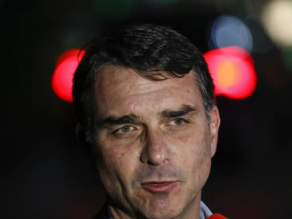 Flávio Bolsonaro critica transferência de Jair Bolsonaro para “Papudinha”, cobra domiciliar e diz esperar que “lei seja cumprida”