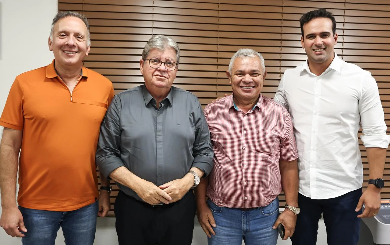 Prefeito de Alhandra ao lado de Lucas Ribeiro e João Azevêdo