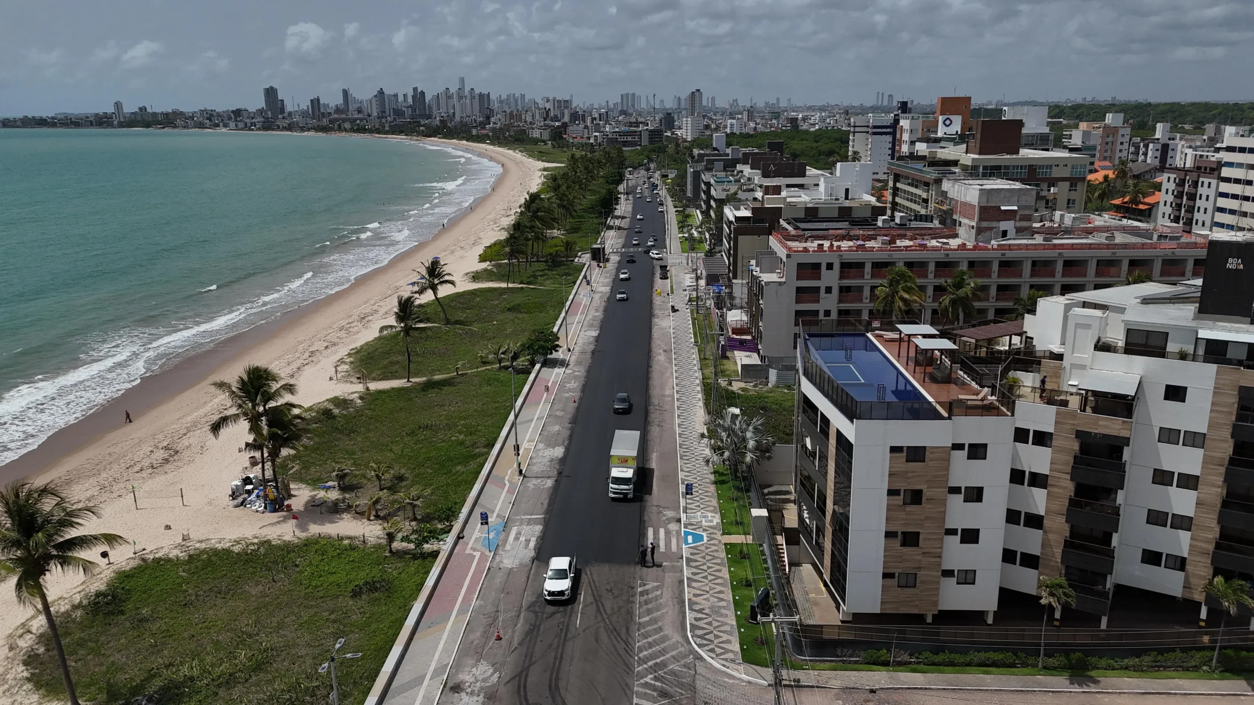 Avenida principal de Intermares recebe recapeamento asfáltico e trânsito ganha mais qualidade e segurança