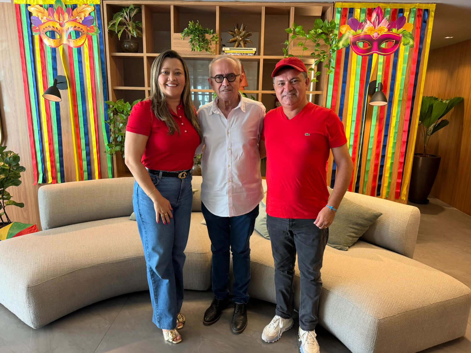 Após flerte com Republicanos, prefeito de São João do Rio do Peixe e pré-candidata a deputada estadual fecham apoio a Cícero Lucena para o Governo do Estado