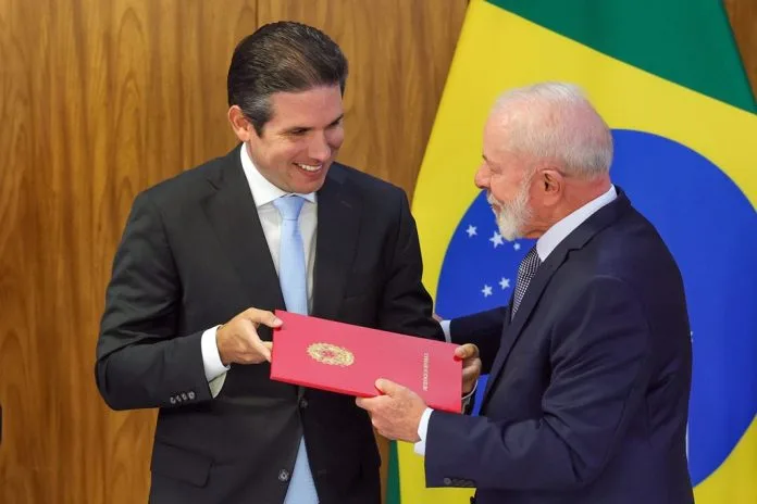 Hugo Motta (Republicanos) ao lado do presidente Lula (PT)