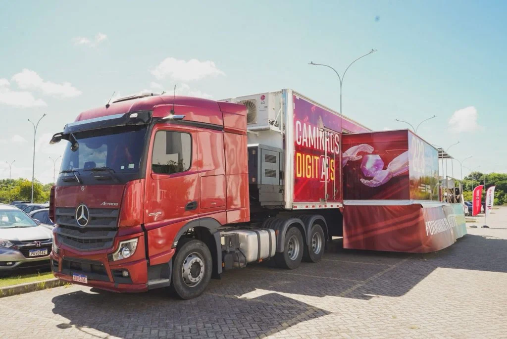 João Azevêdo cria carreta tecnológica