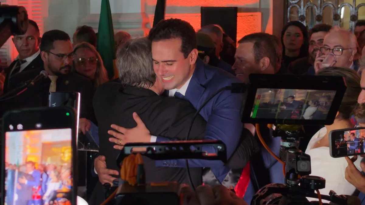 Governador Lucas Ribeiro (PP) abraçando o ex-governador João Azevêdo (PSB)