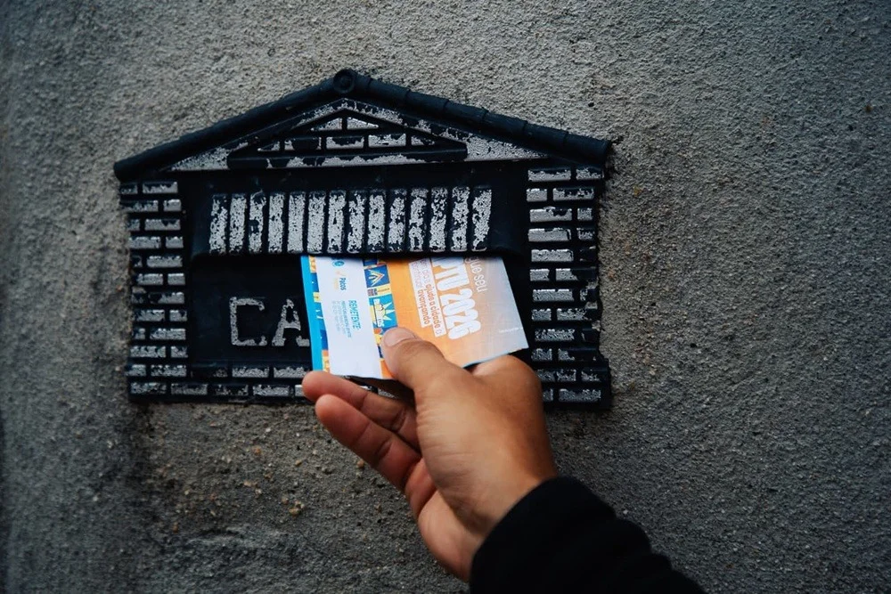 Prefeitura de Patos, por meio da Secretaria de Receita, iniciou nesta semana a distribuição dos carnês do IPTU 2026