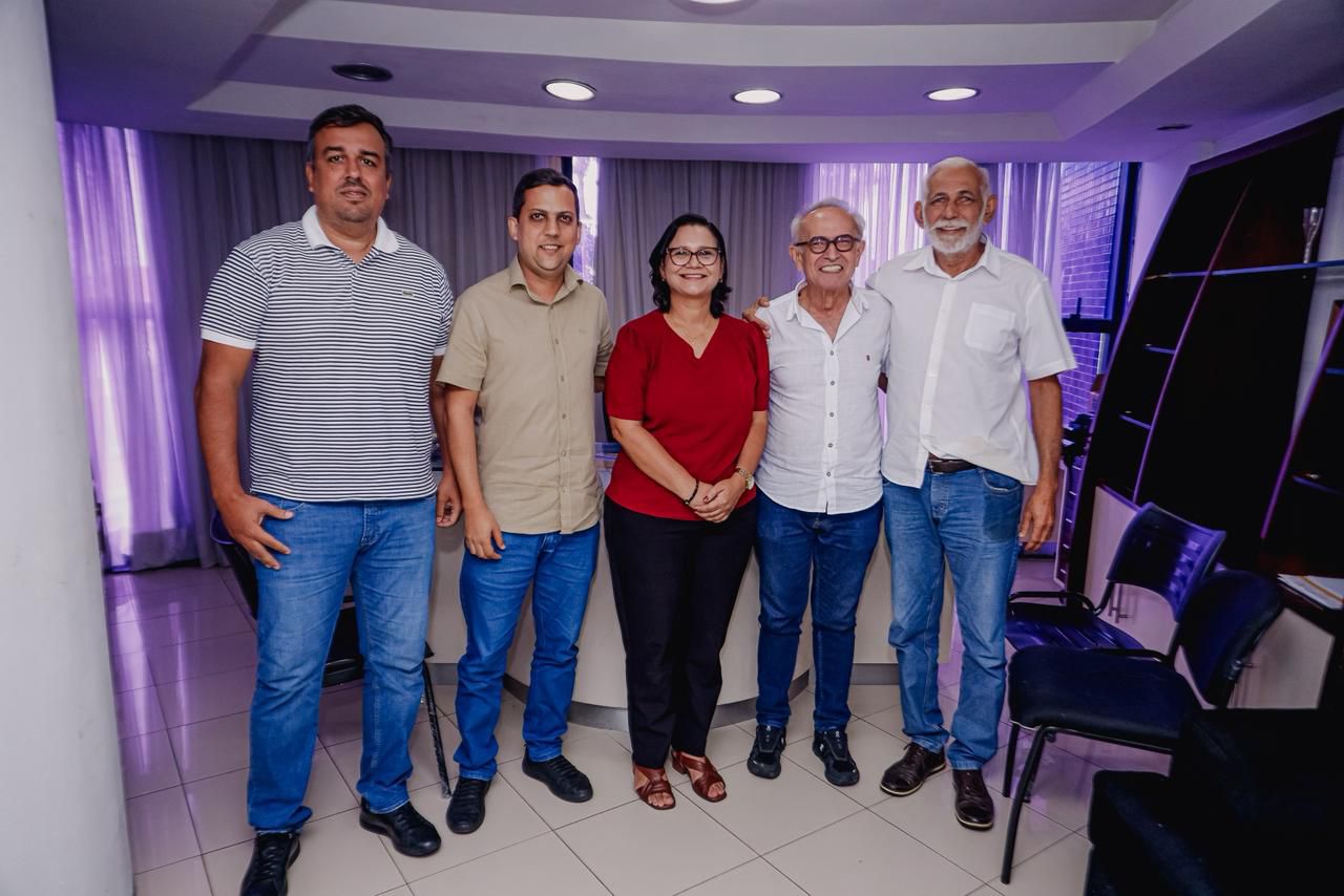 A base de apoio ao projeto de Cícero Lucena ao Governo do Estado segue crescendo. Nesta segunda-feira (20), o pré-candidato recebeu a adesão de grupos de parte da situação de Pedra Branca, que passa a divergir do prefeito Allison Bastinho, além da oposição de Umbuzeiro. Em Pedra Branca, Cícero passa a contar com o apoio do ex-vice prefeito Zé Alberto e do vereador Rômulo Almeida. Zé Alberto explica que o grupo continua na base de situação no Município, mas que defende o projeto de Cícero a nível estadual. "Conheço Cícero há mais de 30 anos, conheço seu caráter e o trabalho que ele desenvolve, o que pode ser visto na gestão que fez em João Pessoa", declarou. O grupo de Umbuzeiro destaca a necessidade de alguém experiente à frente do Governo, de forma a conseguir enfrentar os problemas existentes. "Precisamos de um gestor que entenda nossas necessidades, como um asfalto que ligue Umbuzeiro a Santa Cecília e a retomada da Estação Experimental da Empaer, que está abandonada pelo Governo do Estado", destacou a vereadora Adriana Aguiar. A base de Cícero no município passa a contar ainda com o vereador Marcelo de Teófilo, os ex-prefeitos Teófilo e Antônio Fernandes, e o presidente do MDB local, Heytor Henrique. Cícero agradeceu a confiança das lideranças e reforçou o compromisso de uma gestão moderna e participativa por todo o Estado.
