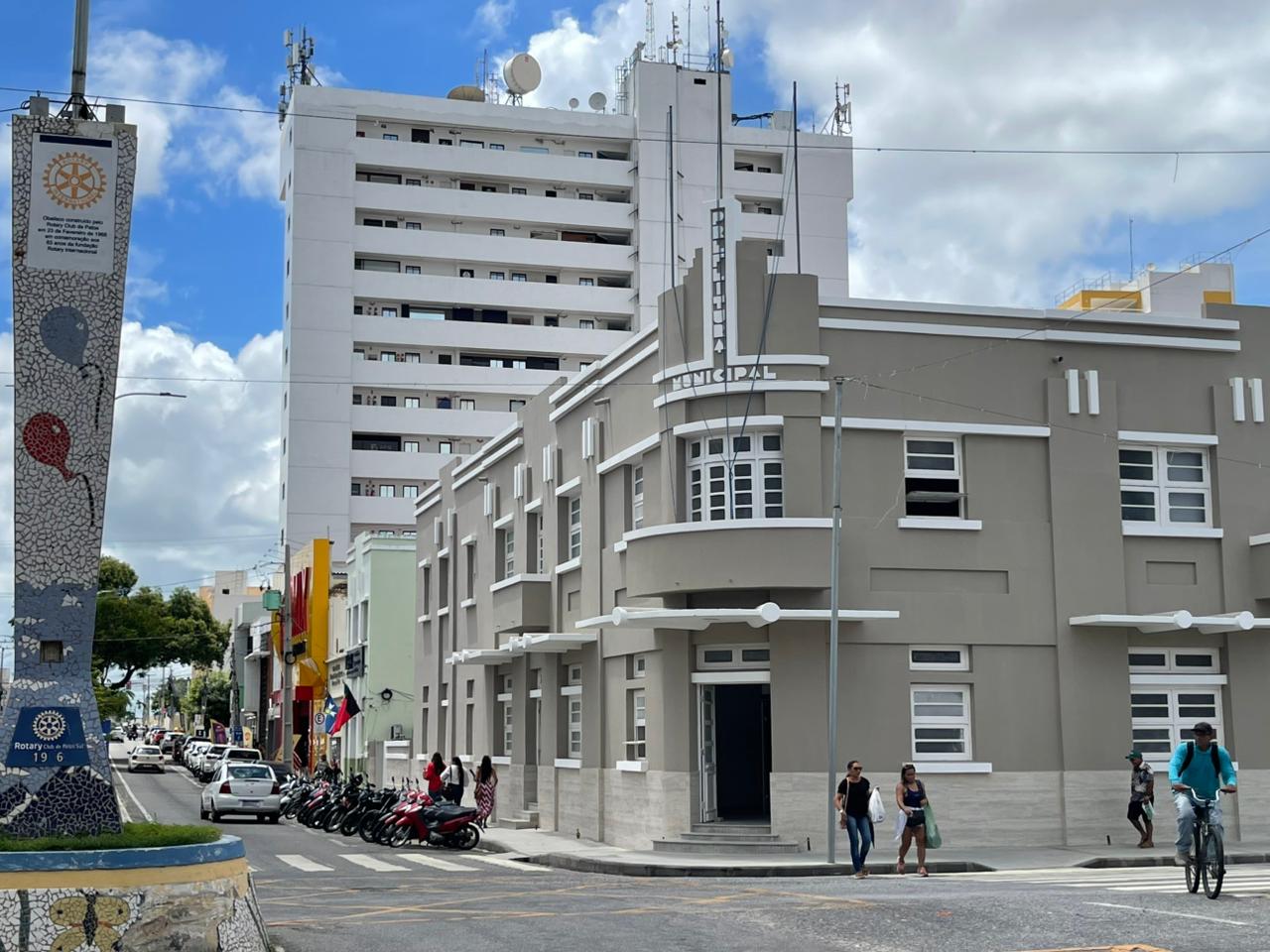 Prefeitura de Patos paga salários de abril dentro do mês trabalhado e injeta cerca de R 25 mi na economia local