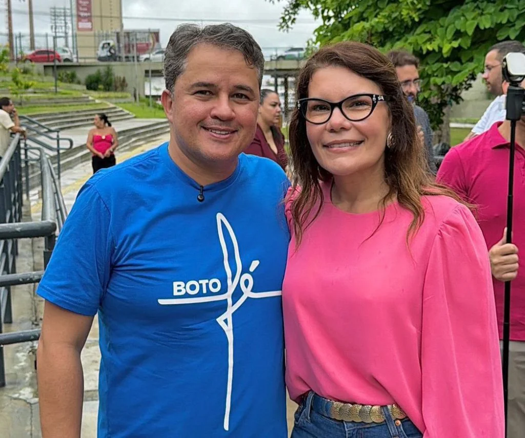 Efraim Filho ao lado de Fabiana Gomes