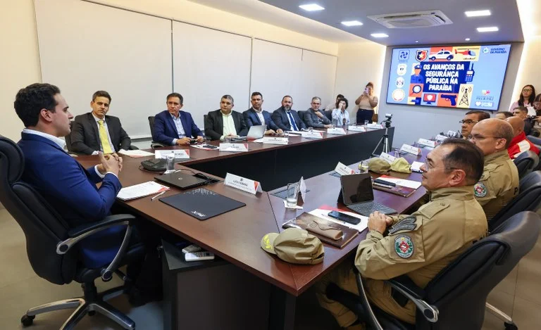 Governador Lucas Ribeiro (PP) em reunião com forças de segurança pública do estado