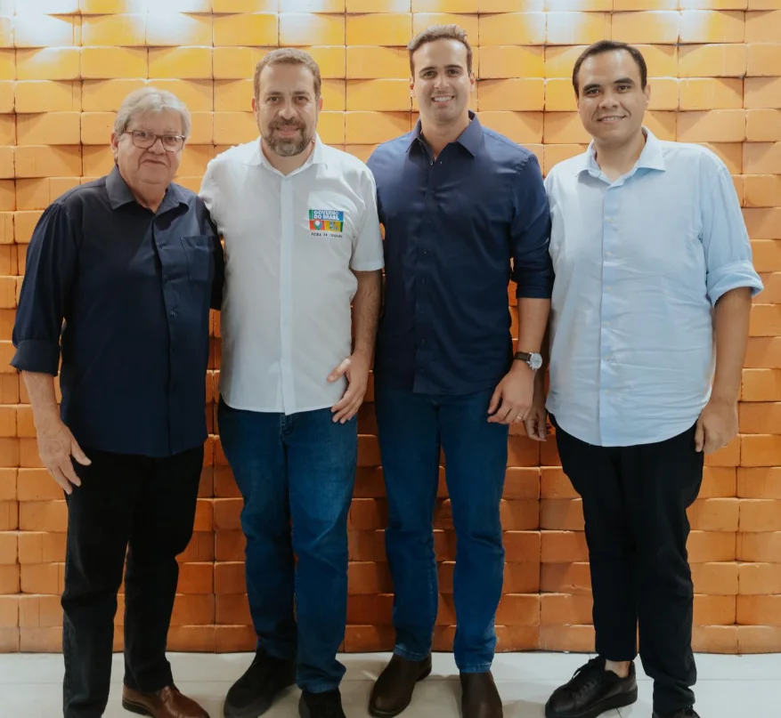 João Azevêdo ao de Guilherme Boulos, do ministro do Turismo, Gustavo Feliciano e Lucas Ribeiro