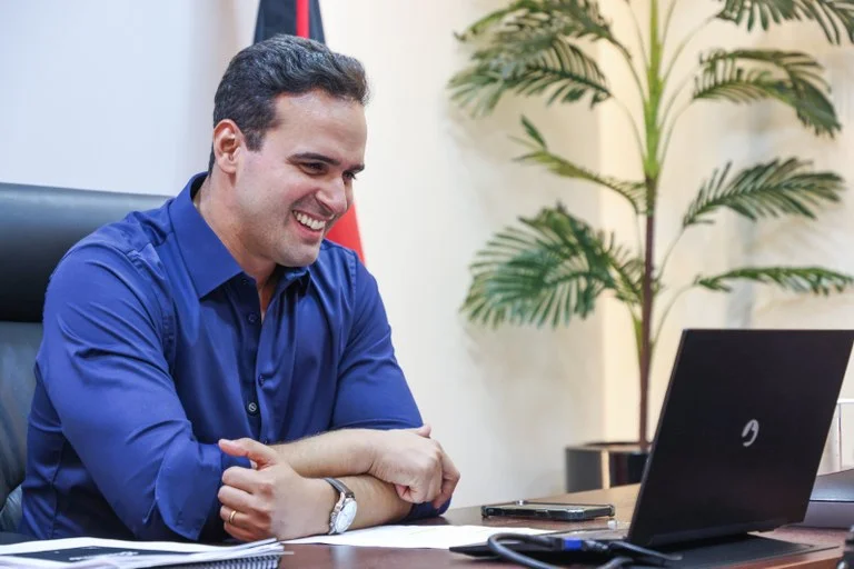 Lucas Ribeiro anunciou, nesta quinta-feira (23), um pacote de obras que prevê a pavimentação de 20 ruas no município de Mamanguape