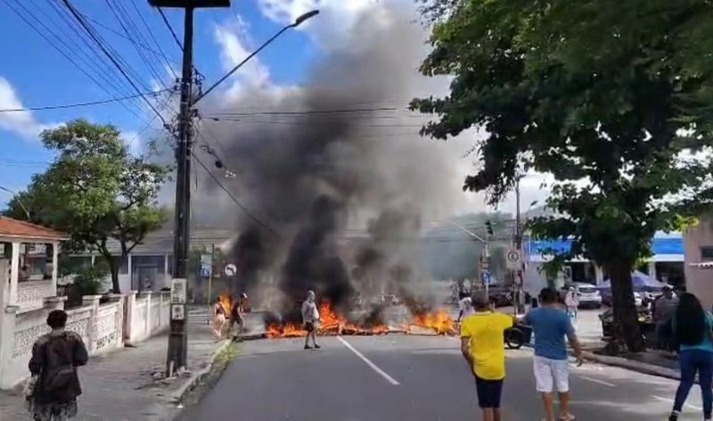 Protesto e caos no trânsito marcam manhã no entorno do Mercado Central de João Pessoa