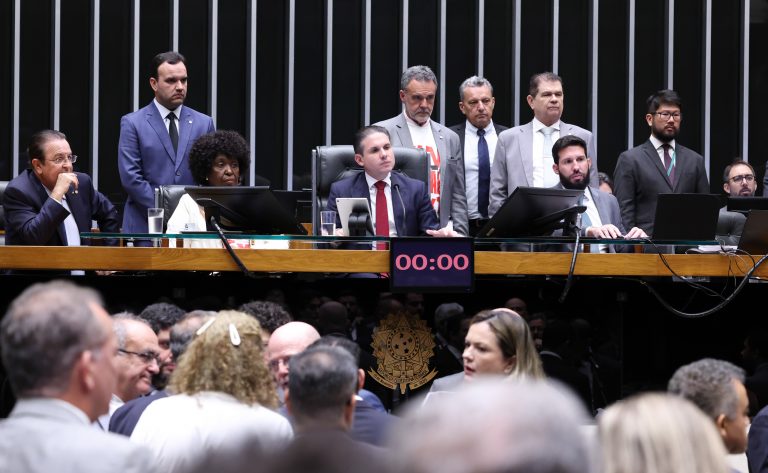 Câmara aprova PEC que acaba com escala 6x1 e reduz jornada para 40 horas semanais