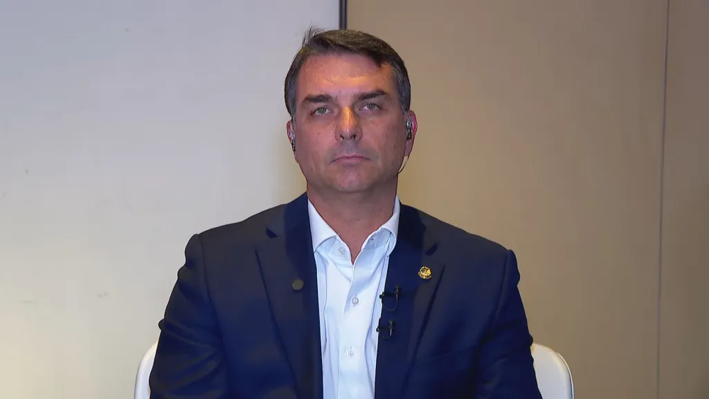 Flávio Bolsonaro pede desculpas após jornalista afirmar que ele foi “pego na mentira” ao negar relação com Daniel Vorcaro: “Eu sabia que eles iam jogar sujo”