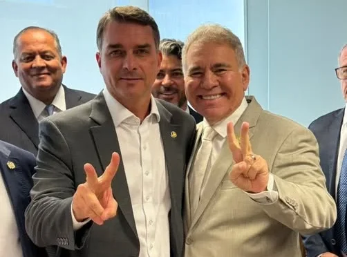 Marcelo Queiroga defende Flávio Bolsonaro após vazamento de áudios com Vorcaro e classifica o caso como “tempestade em copo d’água”