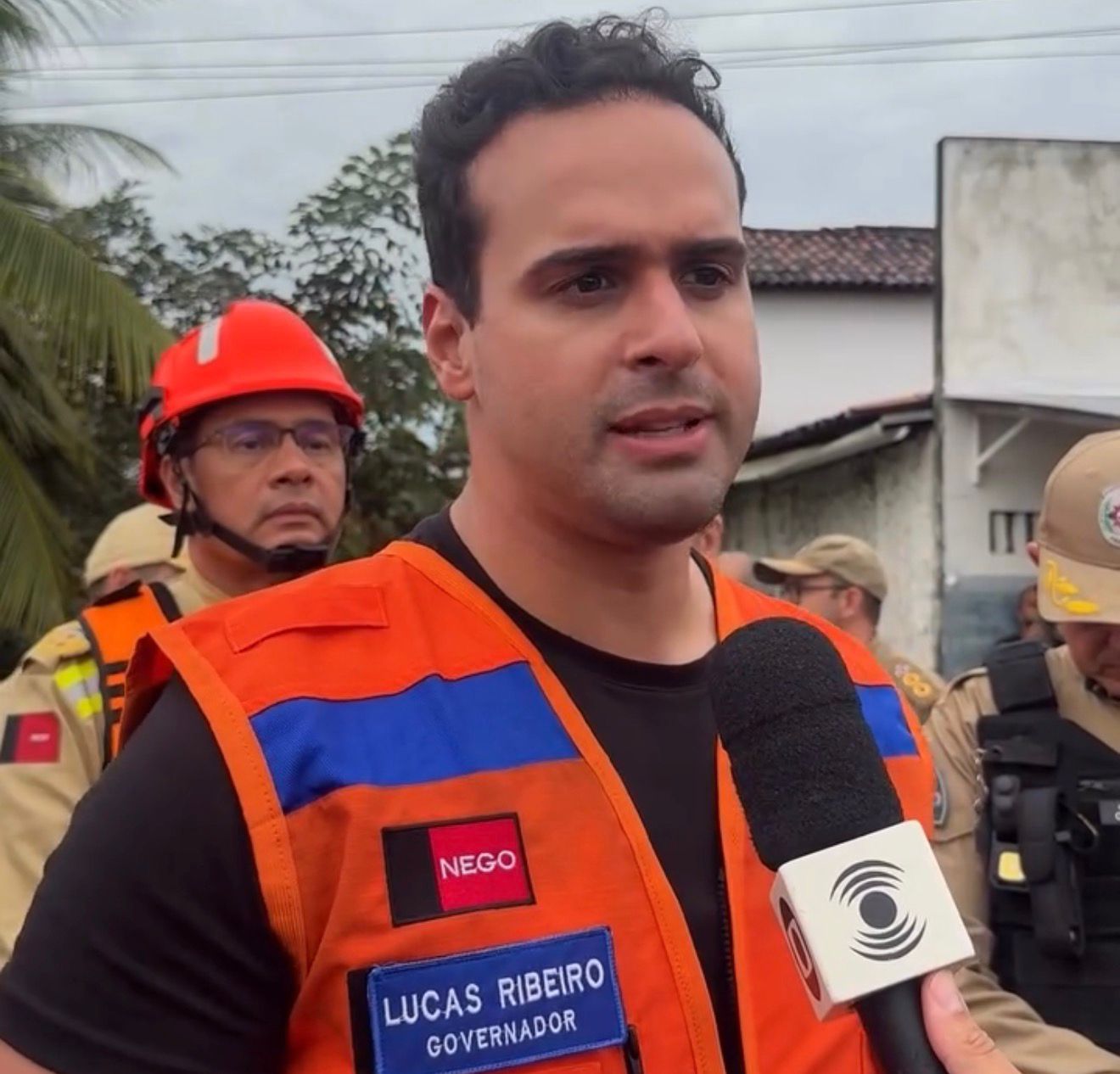 Lucas Ribeiro cria comitê de crise e intensifica ações para enfrentar chuvas históricas na Paraíba Diante do cenário crítico provocado pelas fortes chuvas que atingem diversas regiões da Paraíba, o governador em exercício Lucas Ribeiro anunciou a criação de um comitê de crise para coordenar as ações emergenciais do Estado. A medida visa dar mais agilidade à resposta governamental frente aos impactos das cheias, que já provocam alagamentos, interdições e transtornos à população. O comitê reúne diversas secretarias estaduais e forças de segurança, formando uma força-tarefa integrada para atuar diretamente nos municípios mais afetados. Entre os órgãos envolvidos estão equipes da Defesa Civil, Corpo de Bombeiros, Polícia Militar e áreas estratégicas do Governo, com foco em ações de resgate, assistência social, monitoramento de riscos e recuperação de áreas atingidas. A iniciativa busca fortalecer a atuação conjunta entre Estado e prefeituras, garantindo suporte imediato às famílias desalojadas, além de acelerar medidas emergenciais para restabelecer a mobilidade e a segurança nas cidades impactadas pelas chuvas. Segundo o governador, o trabalho segue de forma contínua, com equipes mobilizadas em campo e acompanhamento permanente da situação climática. A prioridade, neste momento, é reduzir os danos causados pelo temporal e assegurar atendimento rápido às populações em situação de vulnerabilidade.