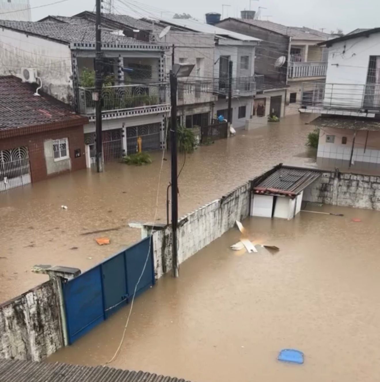 Moradora se desespera com avanço dos alagamentos durante a madrugada em Santa Rita