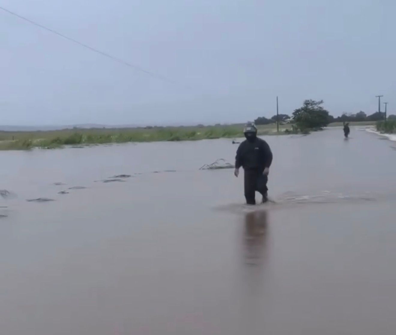 PB-004 é interditada após alagamento e correnteza arrasta motos entre Santa Rita e Cruz do Espírito Santo