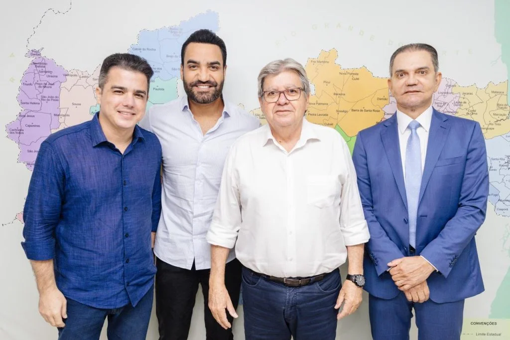 Prefeito de Cuité ao lado de João Azevêdo