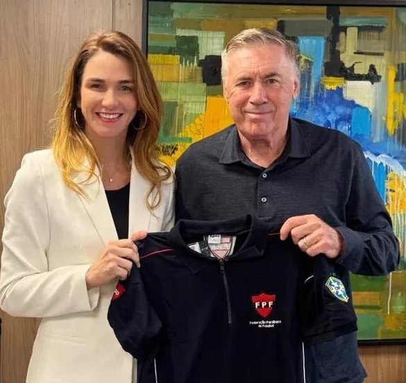 Michelle Ramalho ao lado do técnico Carlo Ancelotti