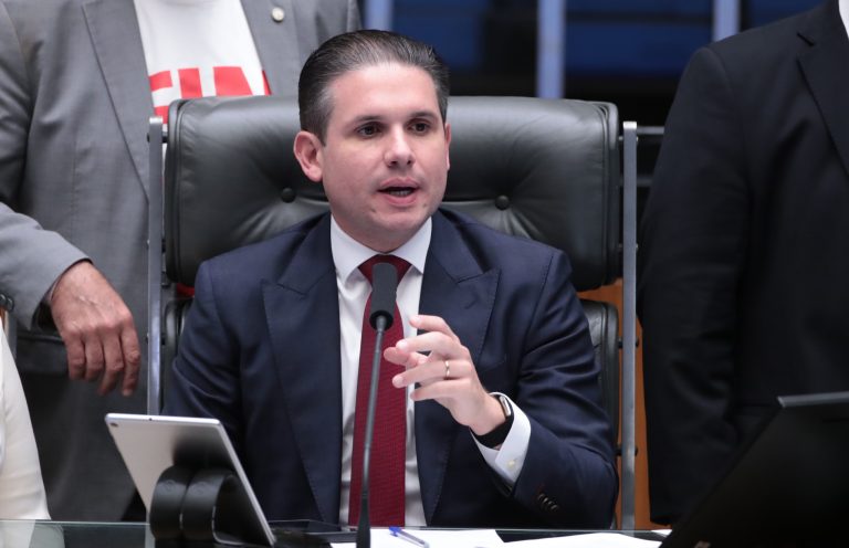 Câmara aprova fim da escala 6x1 e Hugo Motta chama medida de “maior mudança trabalhista desde 1988”