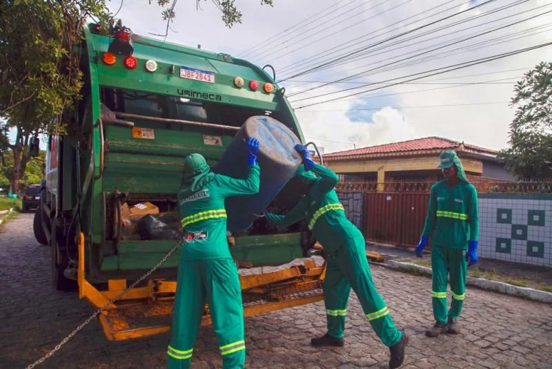 Profissionais na Limpeza urbana de João Pessoa