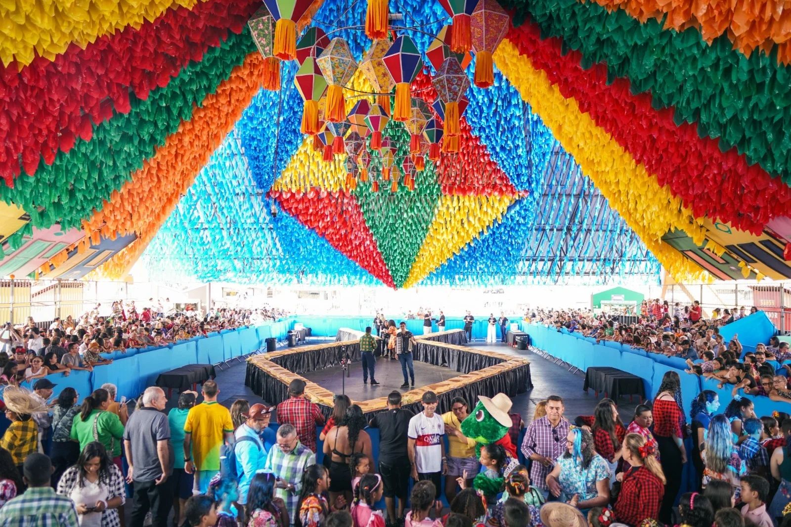 Na próxima segunda-feira (8), o Parque do Povo será palco de duas atrações que já se tornaram tradição nos festejos juninos: o Maior Quadrilhão Junino do Mundo e o Maior Bolo de Milho do Mundo.