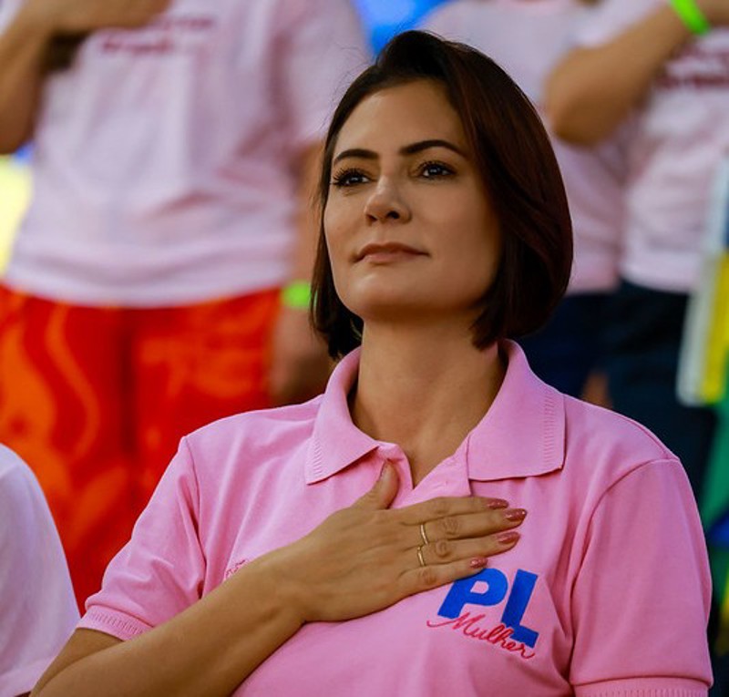 Michelle Bolsonaro anuncia saída do PL Mulher em meio a desgaste com Flávio Bolsonaro