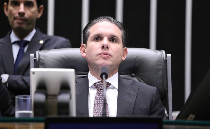 Hugo Motta defende fim da escala 6x1 em artigo e classifica medida como “reforma da vida das pessoas”