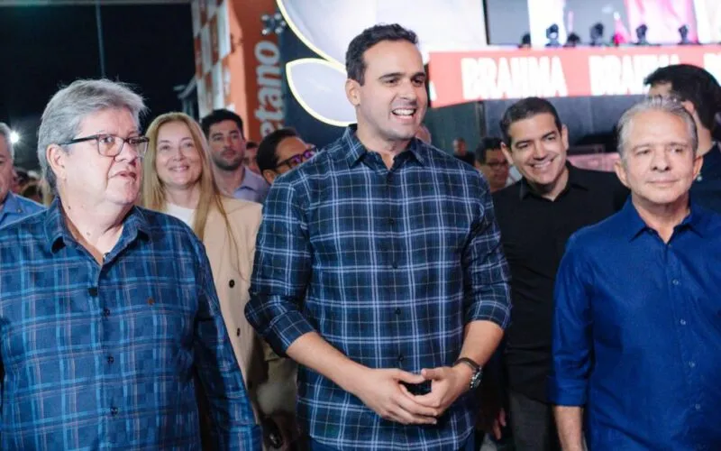 Ao lado de Lucas Ribeiro e Nabor Wanderley, João Azevêdo prestigia abertura do São João de Campina e reforça apoio à cultura paraibana